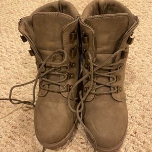 A gray pair of boots in size 5.5